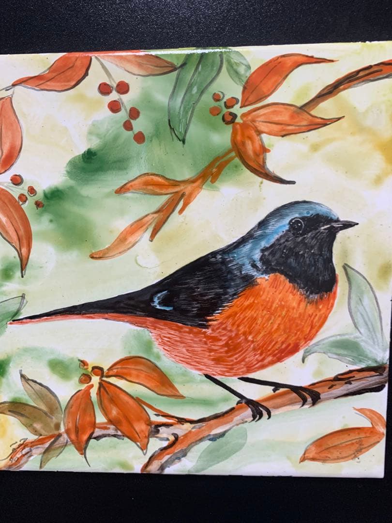 【額装タイルアート】赤い小鳥と草花模様／マヨルカ焼き