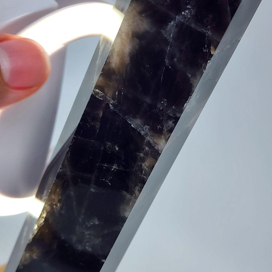 ②【高波動】モリンオ天然石タワー 約28.5cm！台座付き／浄化・空間調整に◎