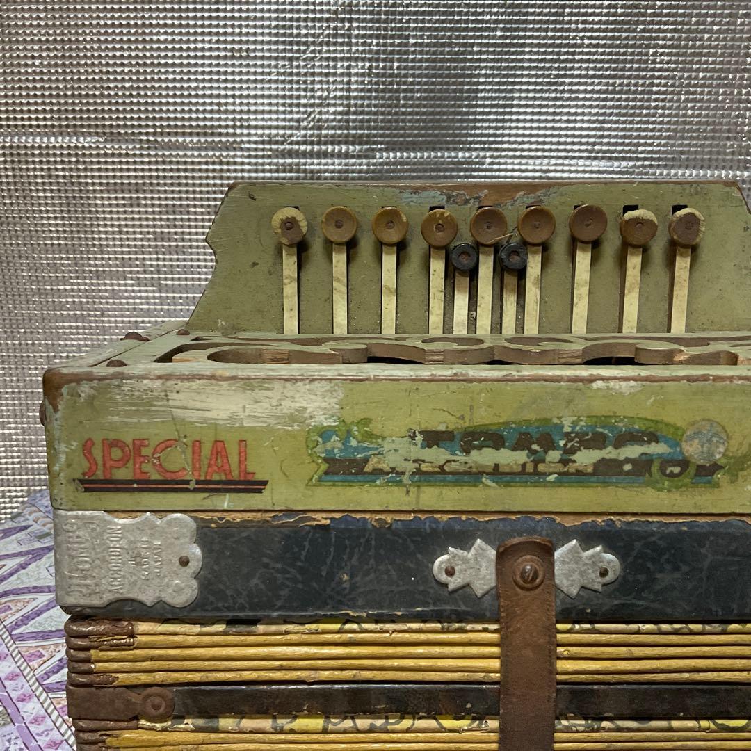 昭和レトロ、ハンディ　アコーディオン。【割れ有り】