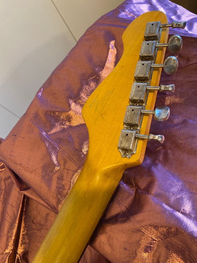 英国VINTAGE社ICONシリーズ v6スプラッター塗装ストラト