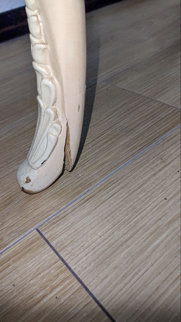 クリーム色のドロップリーフデスク