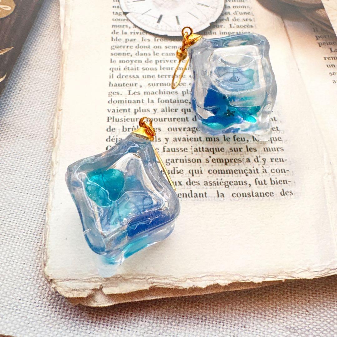 紫陽花の花びらハーバリウムオイル入♡⃛溶けかけた氷のキューブピアス/イヤリング♥️