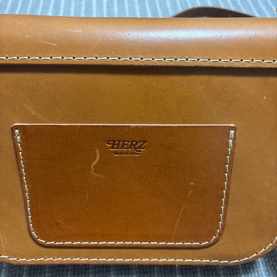 HERZ ブラウンレザー メッセンジャーバッグ