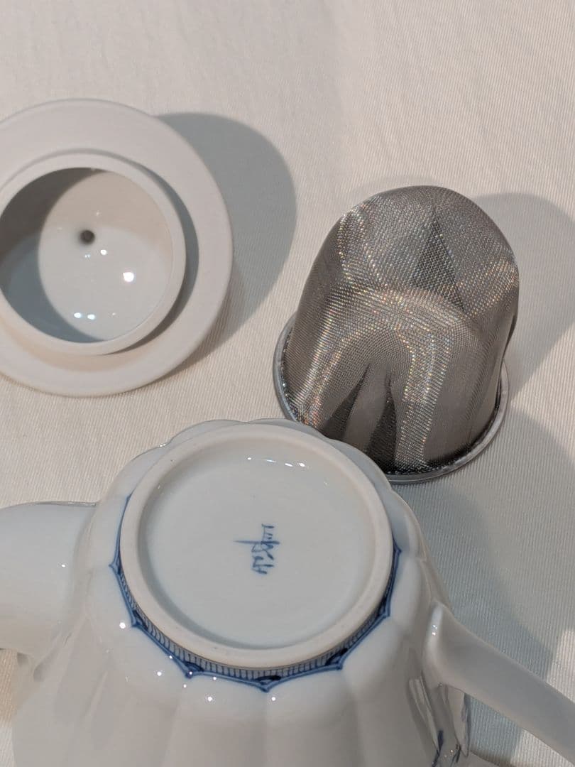 九谷焼　藍九谷【宮内庁御用達】　山本長左　唐草牡丹　ポット　急須箱付き