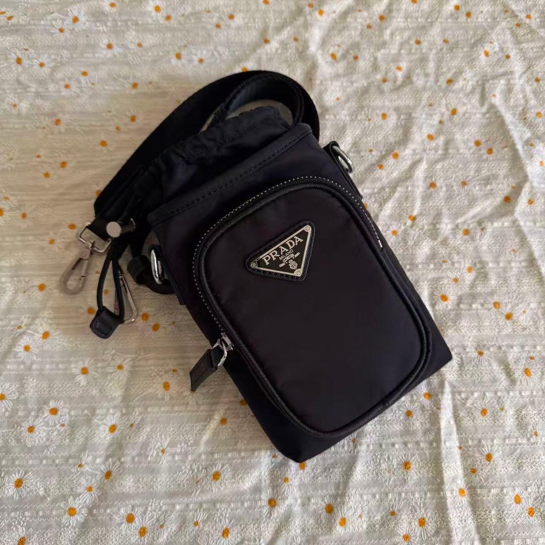 ノベルティ PRADA ナイロン スマホショルダーバッグ