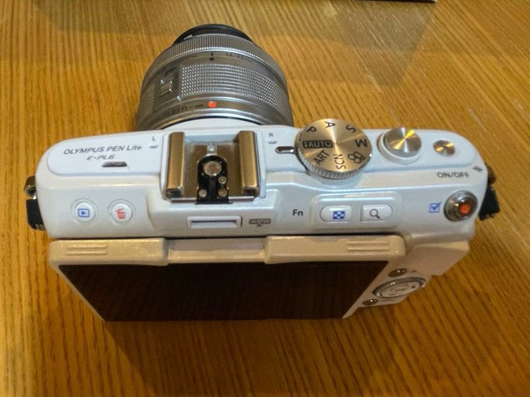 OLYMPUS PEN light E-PL6 ミラーレス一眼レフ　カメラ