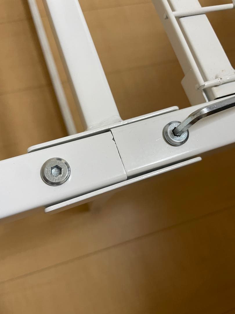 ホワイト シングルベッドフレーム スチール製　1人暮らし　ヨーロッパ調