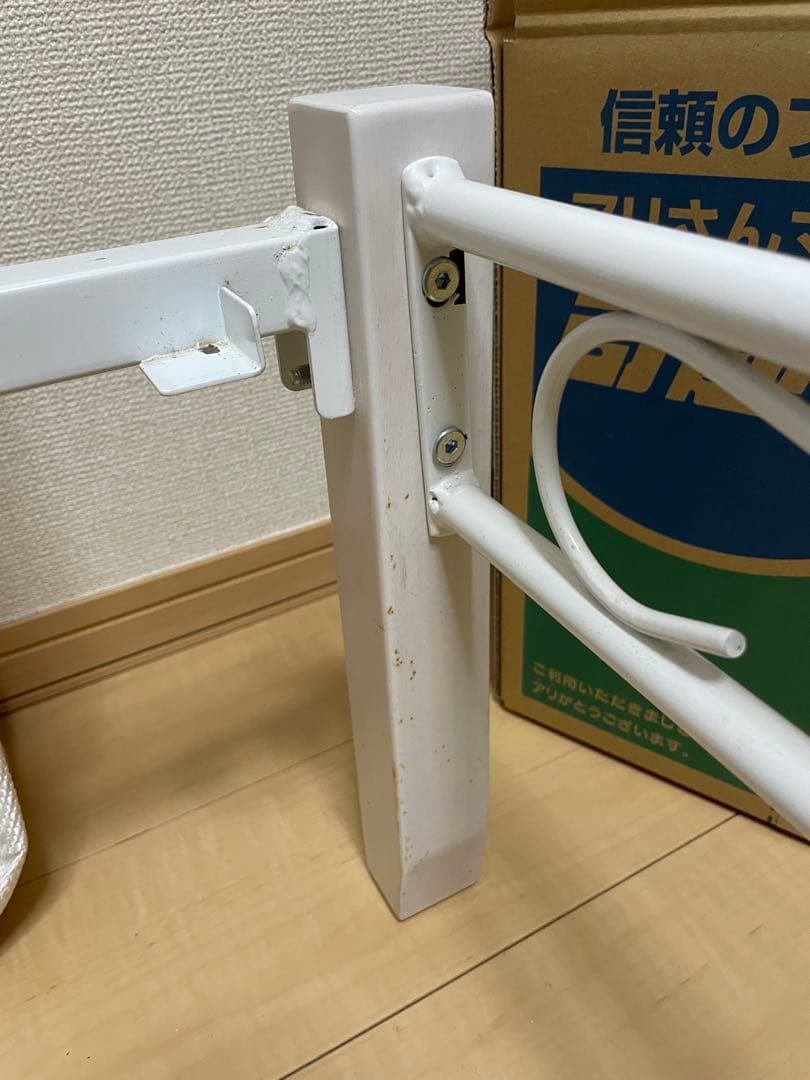 ホワイト シングルベッドフレーム スチール製　1人暮らし　ヨーロッパ調
