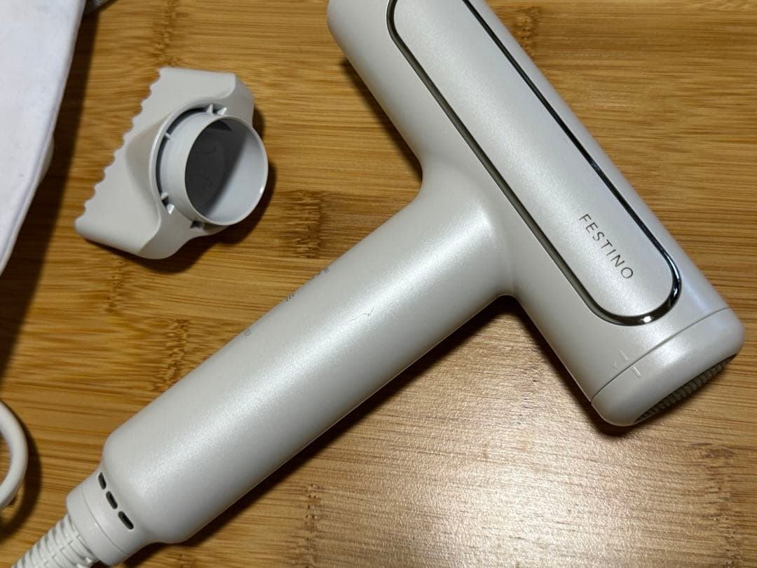 FESTINO ツヤモイストドライヤー ホワイト