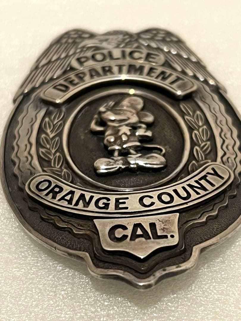 （超希少・人気品）オレンジカウンティ　ポリスバッジ ミッキーマウス