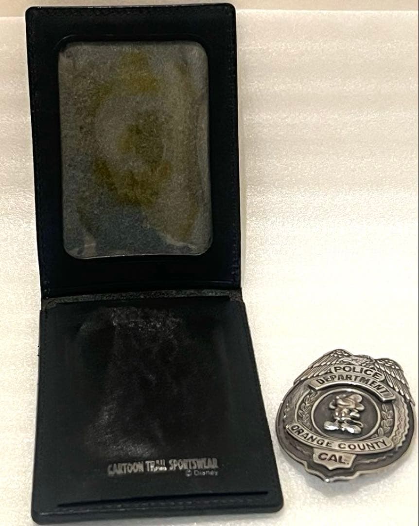 （超希少・人気品）オレンジカウンティ　ポリスバッジ ミッキーマウス