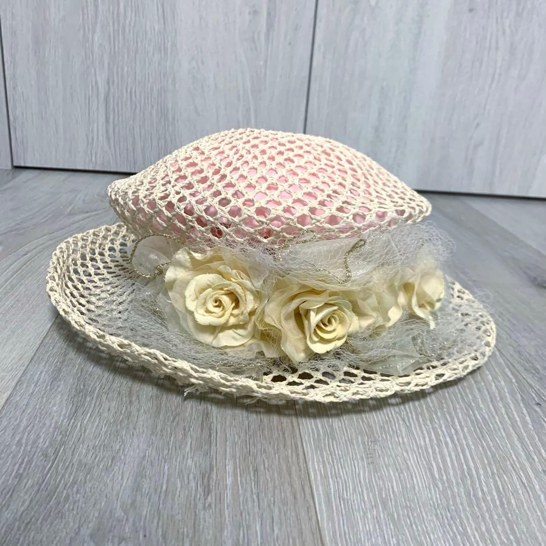花飾りのついたクラシカルな編み物ハット