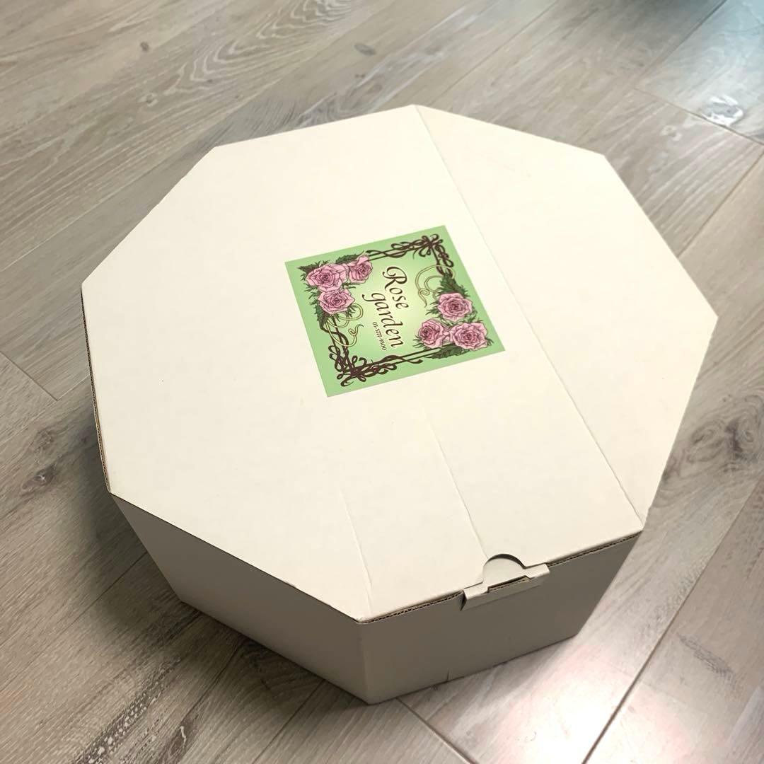 花飾りのついたクラシカルな編み物ハット