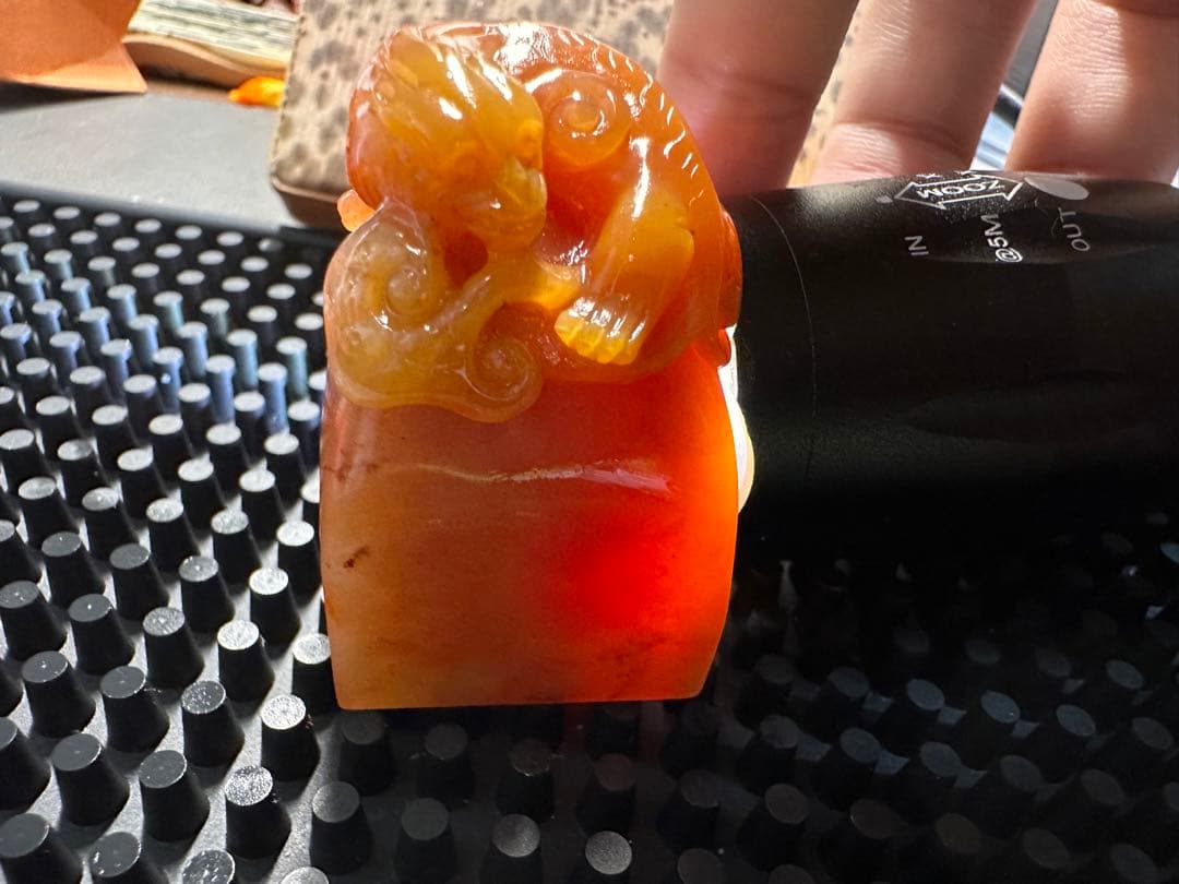 ラオス石　田黄　瑞獣衔芝　巧色　高級印材　箱付き　篆刻　書道　落款　雅号