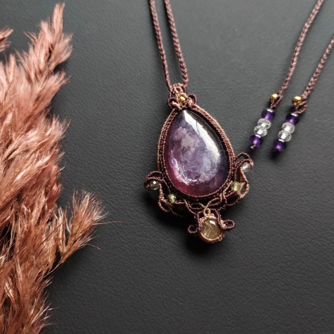 【瑠璃色】レピドライト＆ルチルクォーツのマクラメ編みネックレス　ペンダント