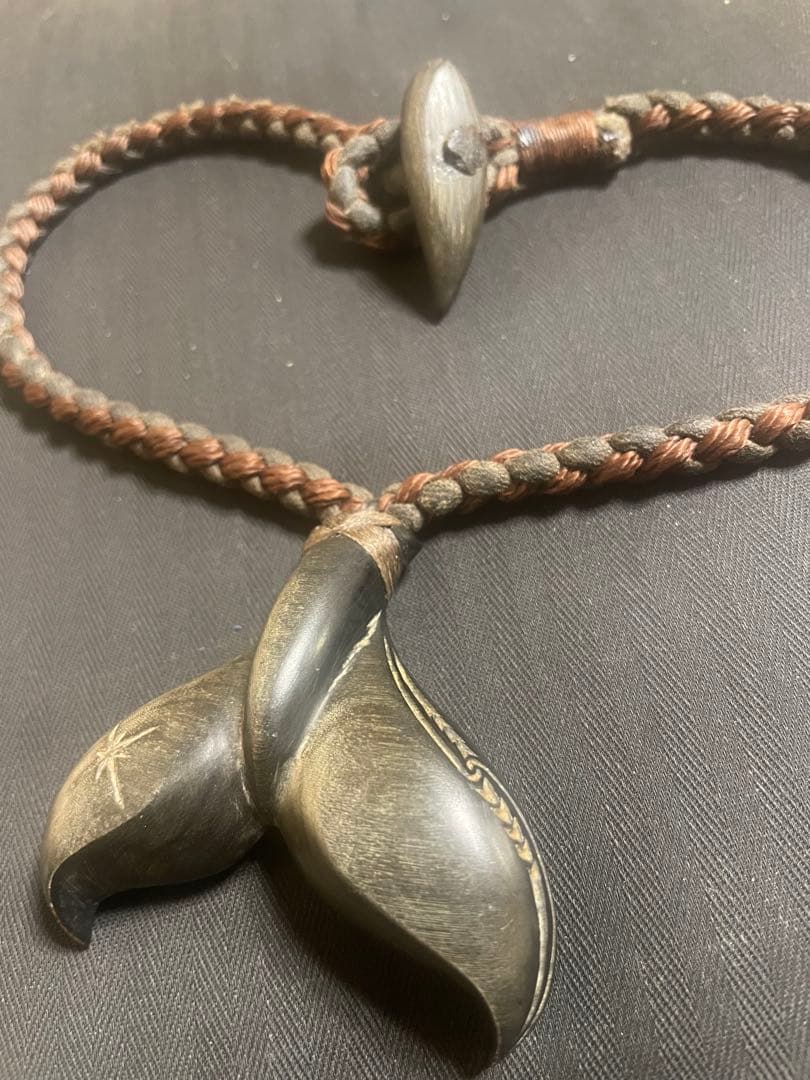 黒水牛 ホエール テール ネックレス 黒色 運気向上