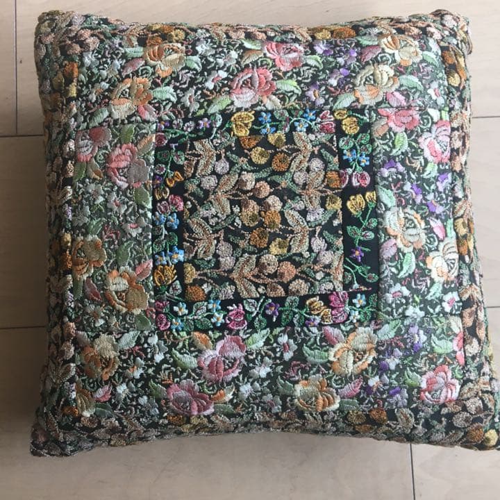 刺繍クッション o