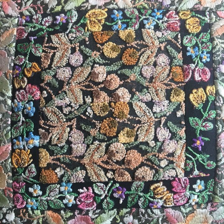 刺繍クッション o