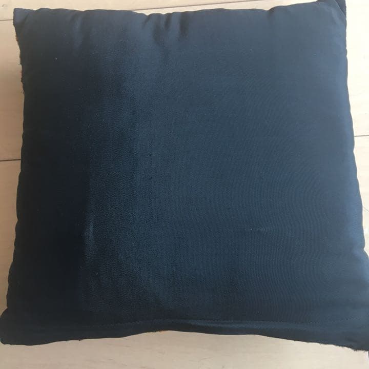 刺繍クッション o