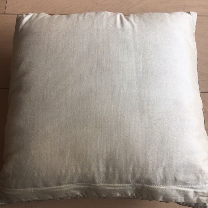 刺繍クッション o
