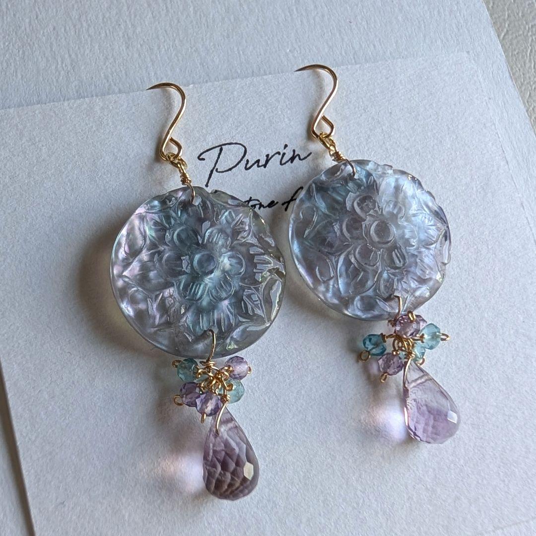 フローライト×マザーオブパール ラウンドカービングピアス