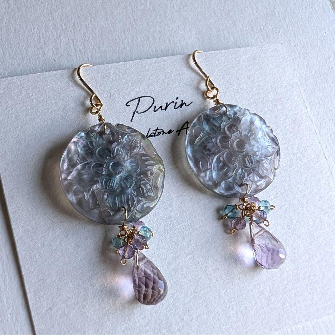 フローライト×マザーオブパール ラウンドカービングピアス