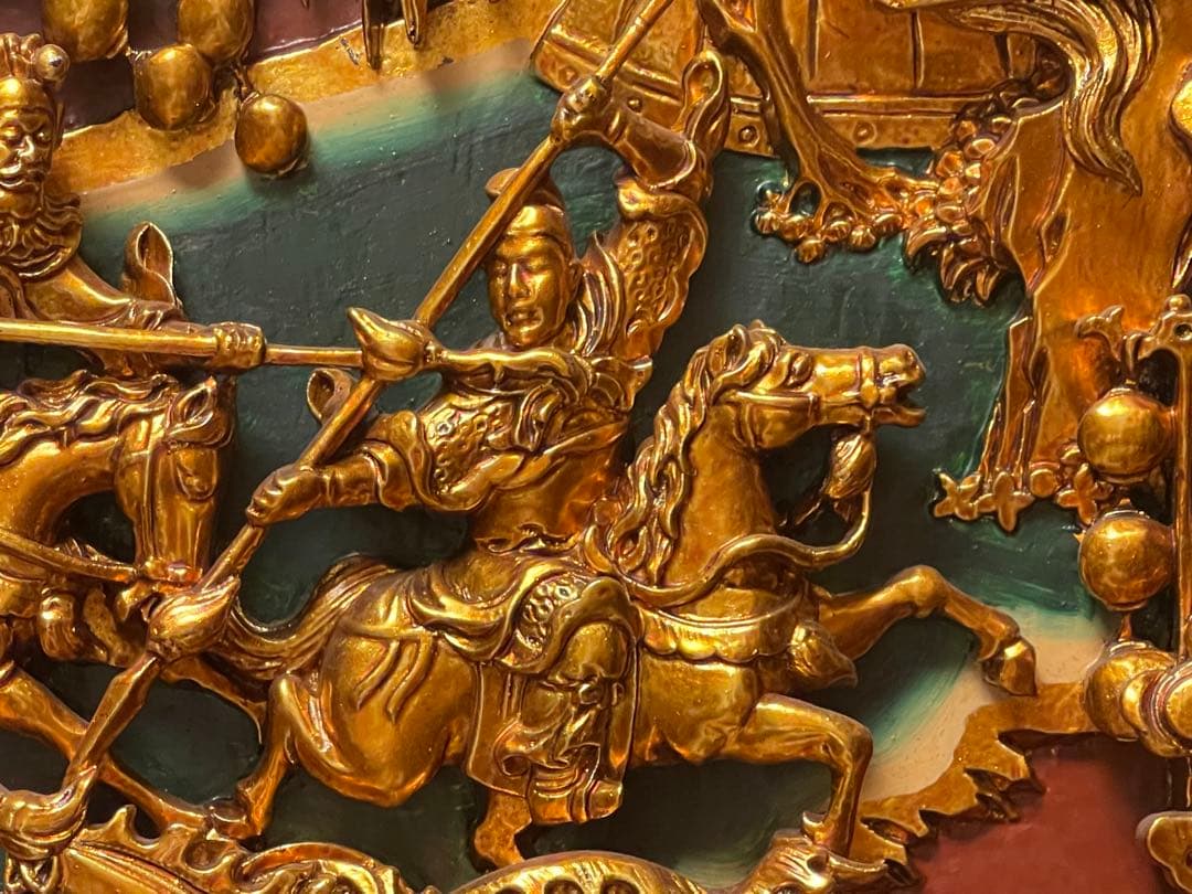金色の木製彫刻 戦士とドラゴン