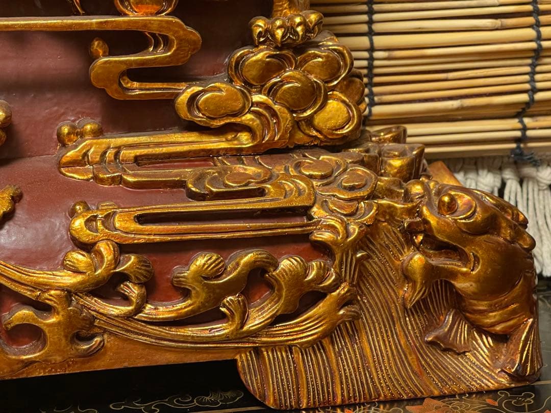 金色の木製彫刻 戦士とドラゴン
