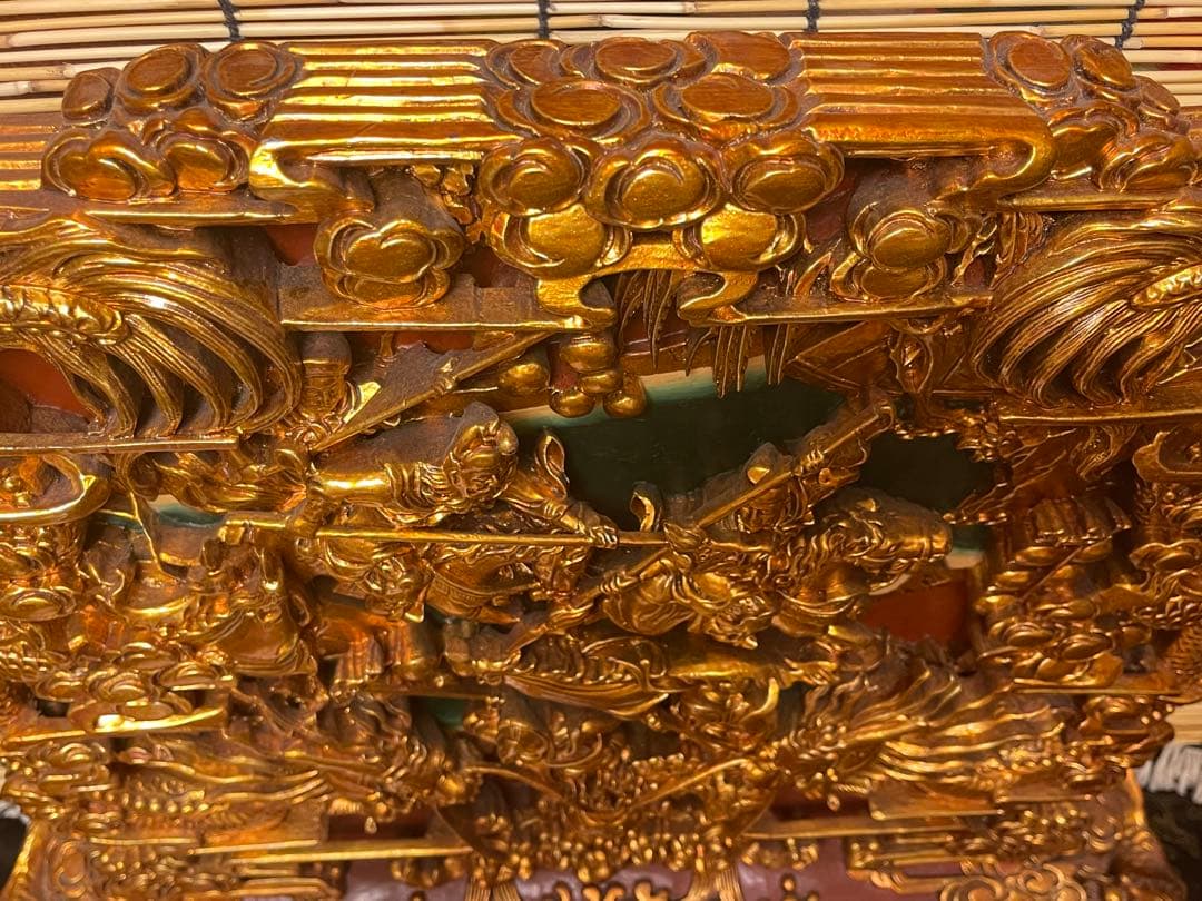 金色の木製彫刻 戦士とドラゴン