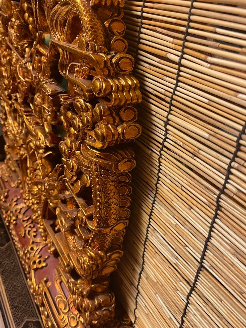 金色の木製彫刻 戦士とドラゴン