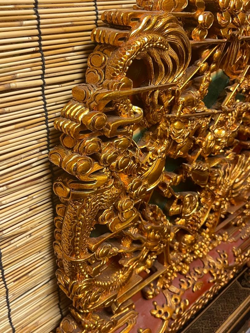 金色の木製彫刻 戦士とドラゴン