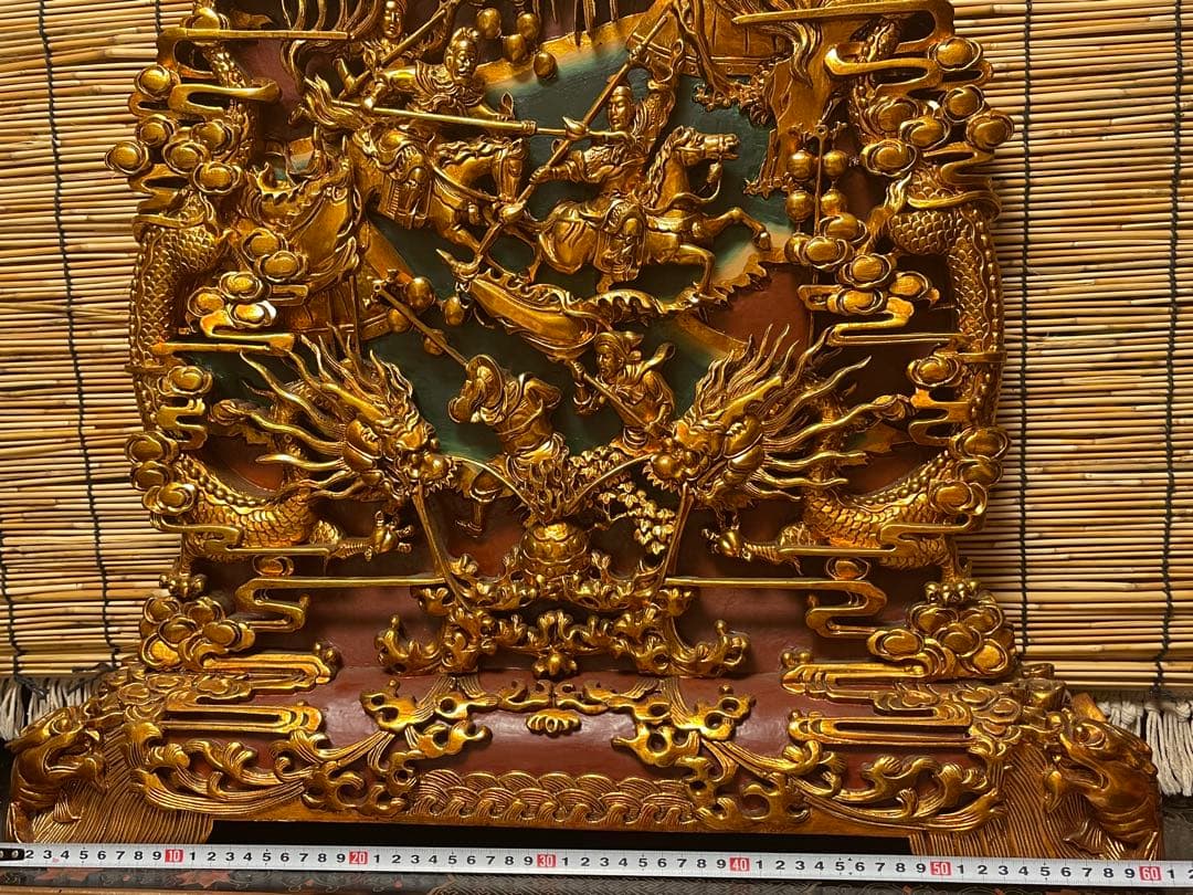金色の木製彫刻 戦士とドラゴン