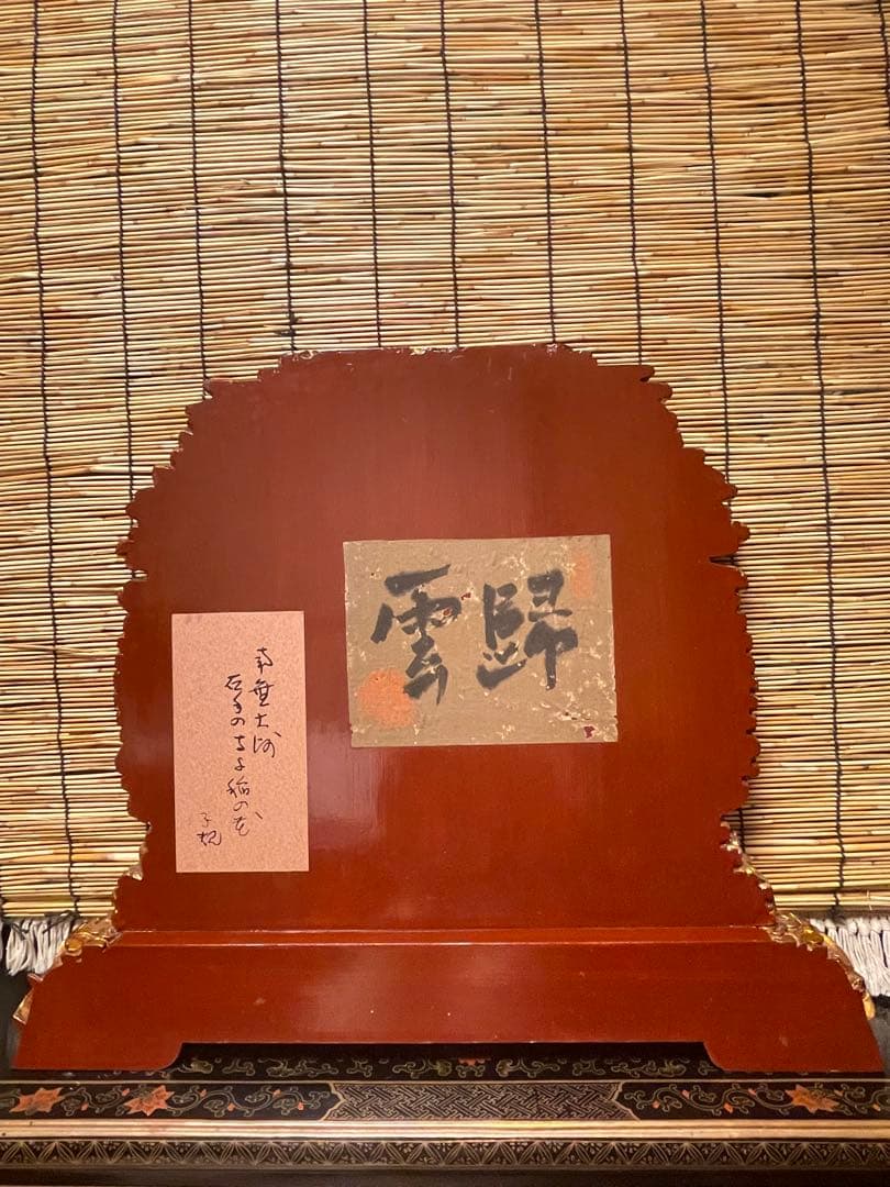 金色の木製彫刻 戦士とドラゴン