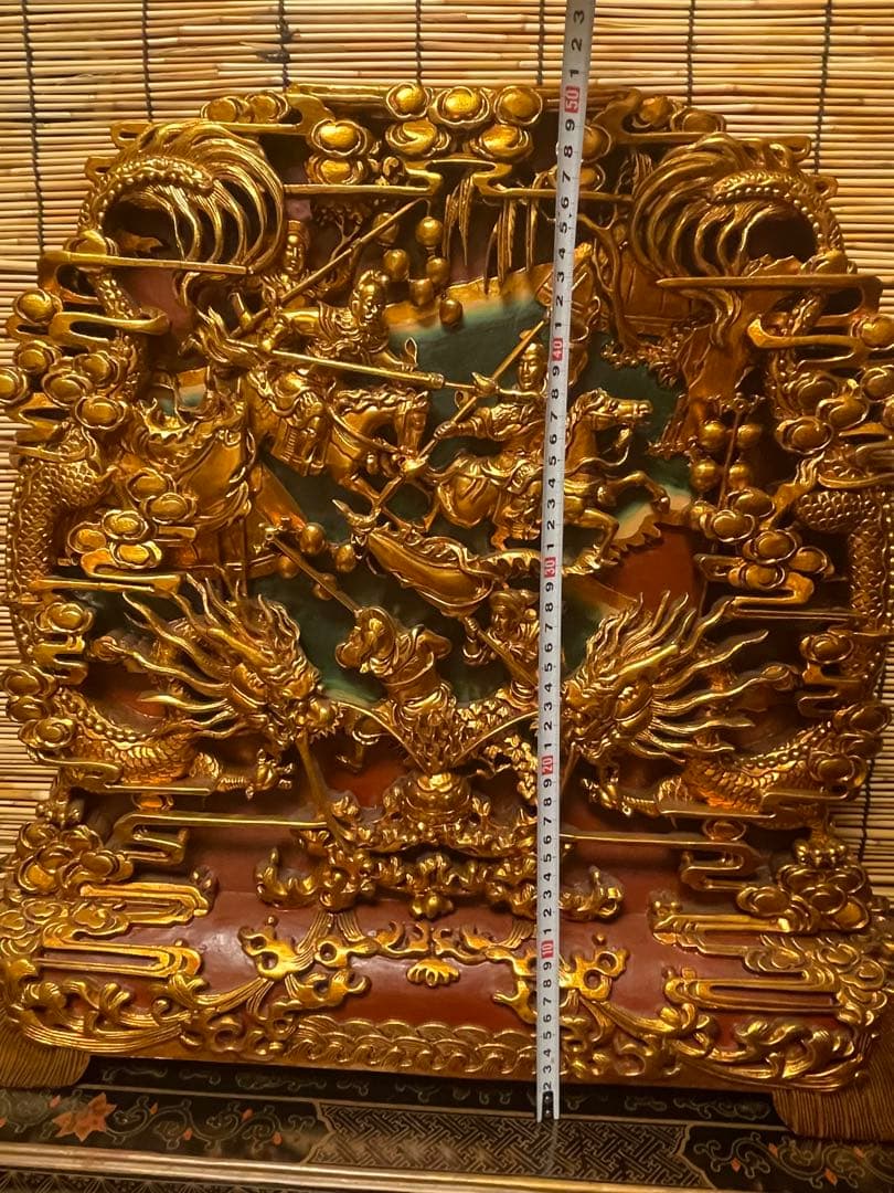 金色の木製彫刻 戦士とドラゴン