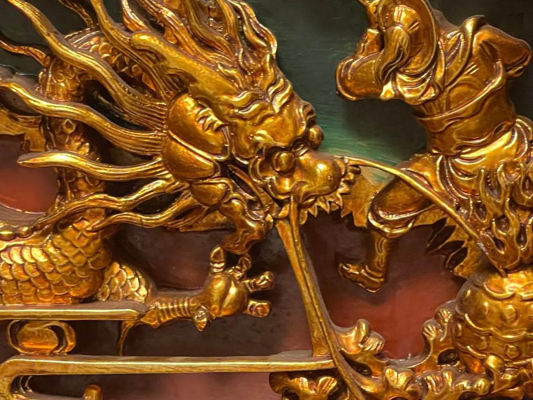 金色の木製彫刻 戦士とドラゴン