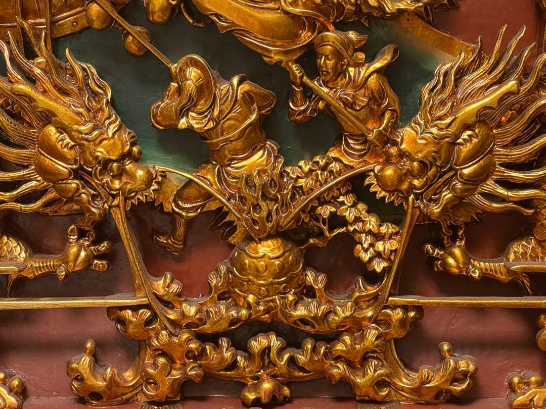 金色の木製彫刻 戦士とドラゴン