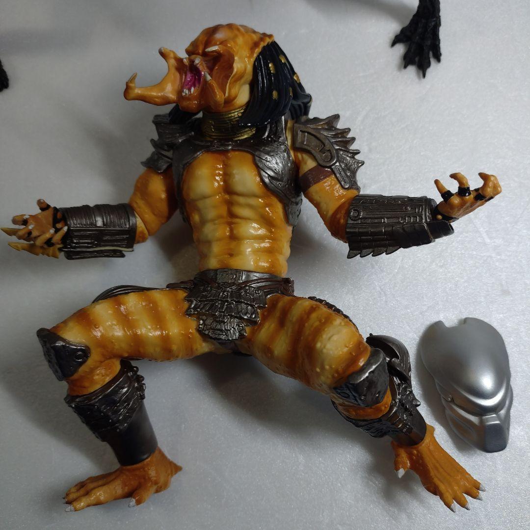 プレデター＆エイリアン　ソフビ　と　エイリアン　フィギュア