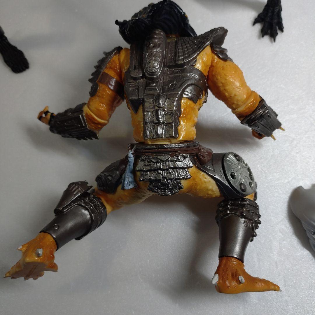 プレデター＆エイリアン　ソフビ　と　エイリアン　フィギュア