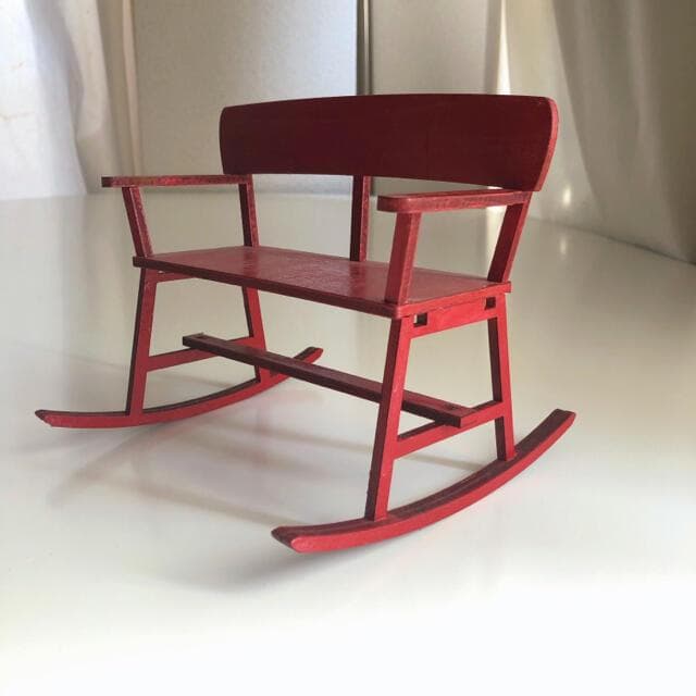 赤い木製ロッキングチェア