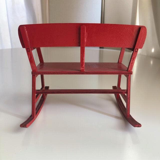 赤い木製ロッキングチェア