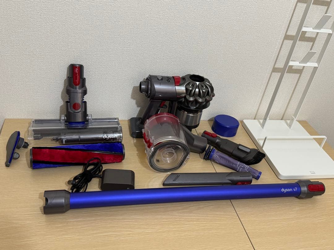 Dyson V7 コードレススティッククリーナー 本体+クリーナースタンド