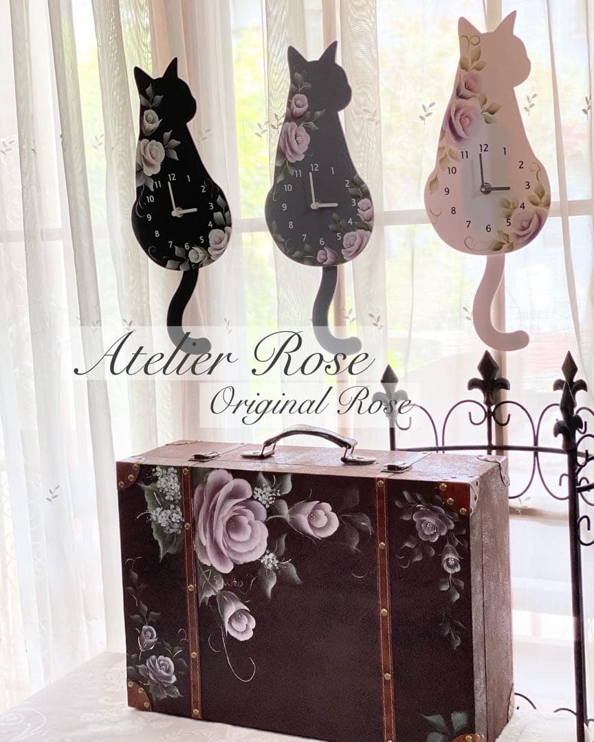 手描きの薔薇　しっぽが揺れる！可愛い猫の振り子時計①ブラック