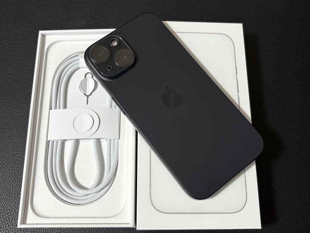 iPhone 15本体と充電ケーブル