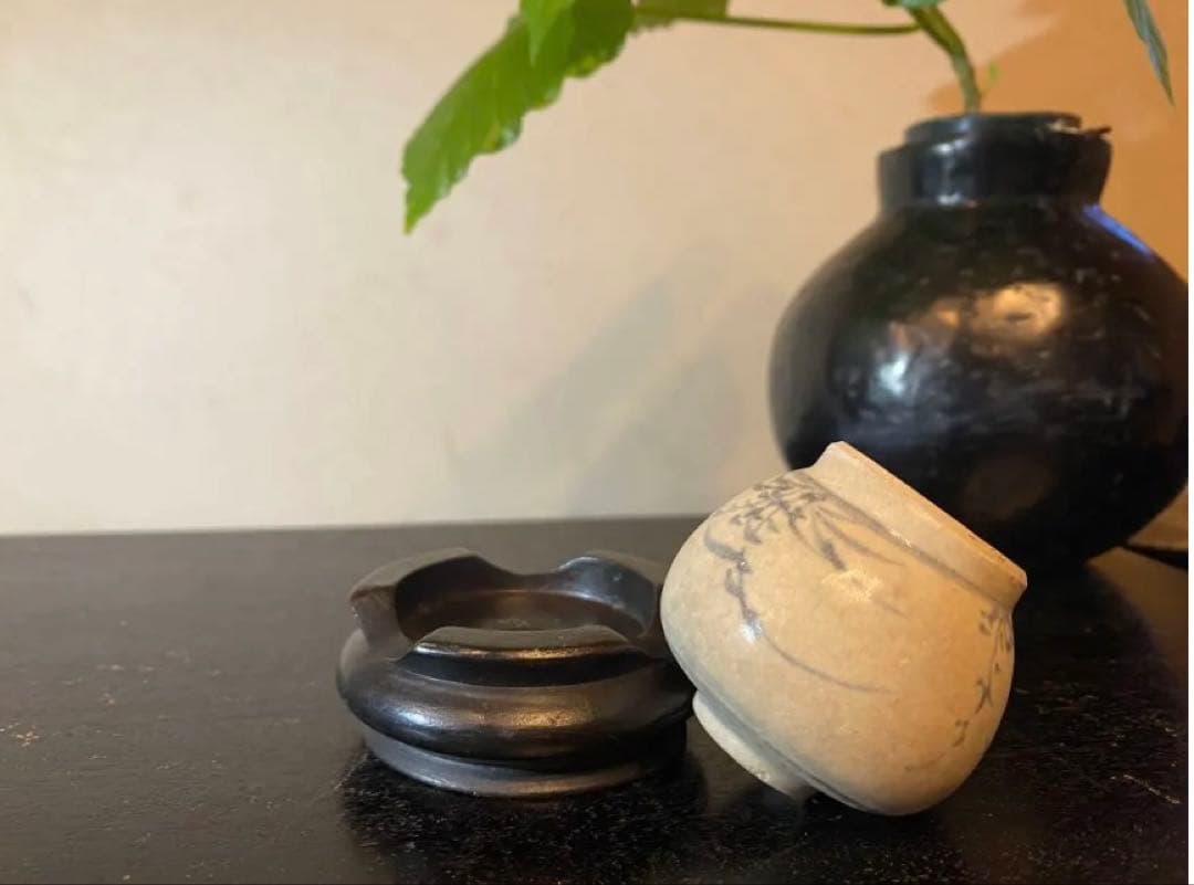 アンティーク・安南・アナミス・染付草花文小壺D4.8・唐木鑑賞台座付・２点セット