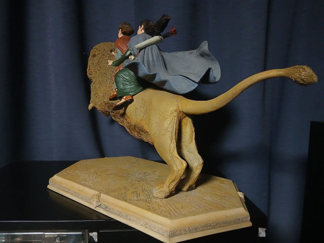 ナルニア国物語　アスランにのるスーザンとルーシーのスタチューweta