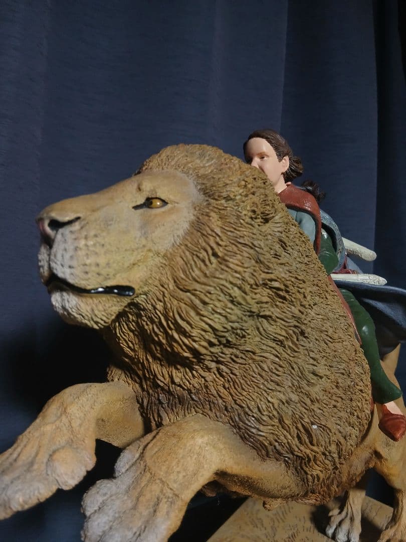 ナルニア国物語　アスランにのるスーザンとルーシーのスタチューweta