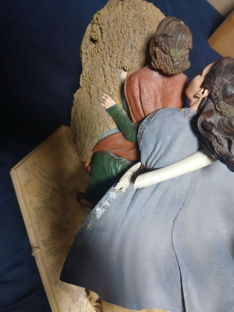 ナルニア国物語　アスランにのるスーザンとルーシーのスタチューweta