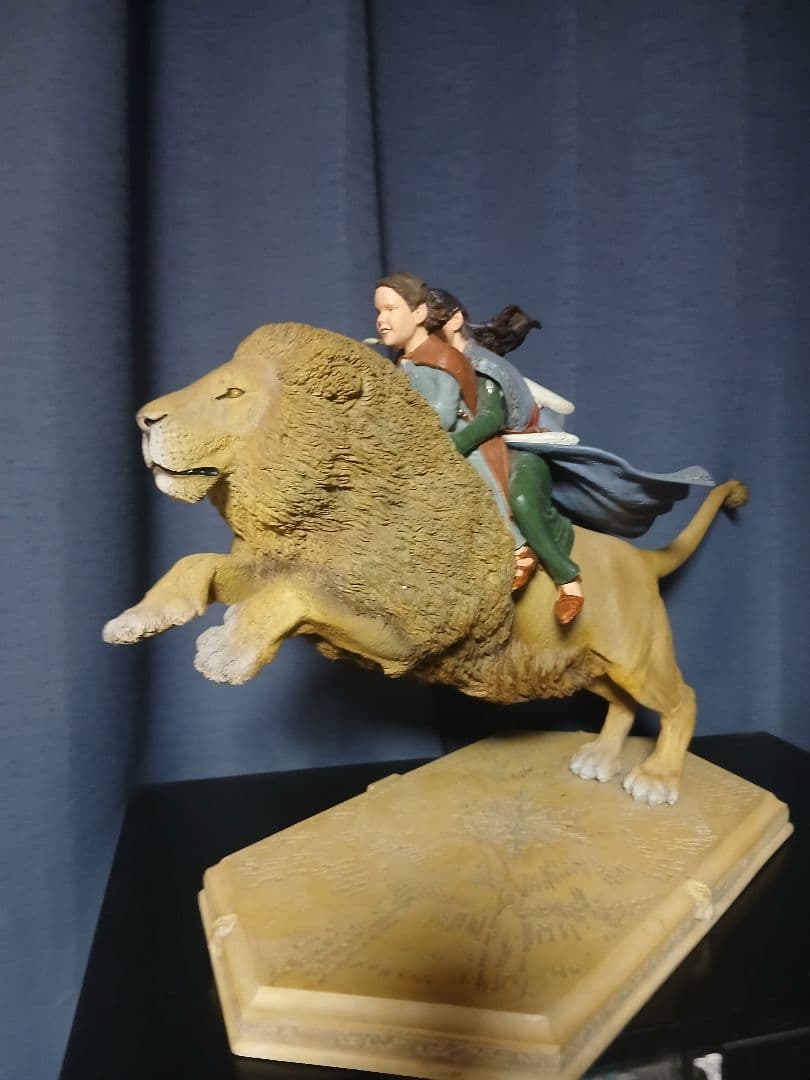 ナルニア国物語　アスランにのるスーザンとルーシーのスタチューweta