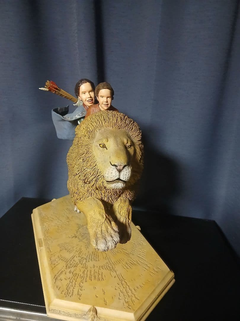 ナルニア国物語　アスランにのるスーザンとルーシーのスタチューweta