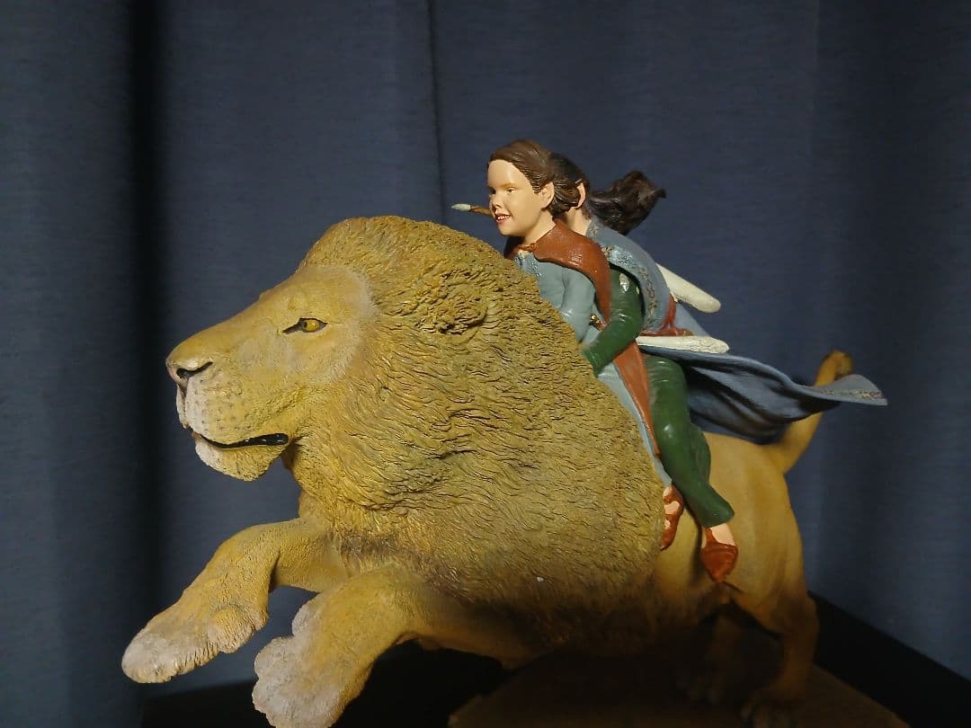 ナルニア国物語　アスランにのるスーザンとルーシーのスタチューweta